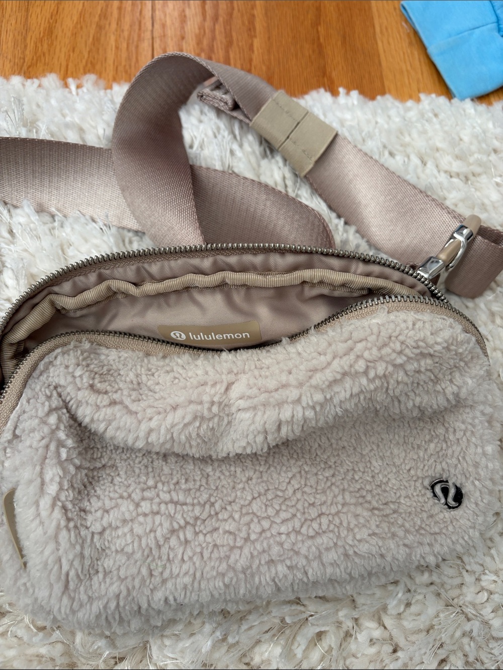 lululemon athletica Sherpa Crossbody Bag beige belt bag great condition